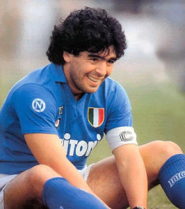 Maradona-con-tre-gambe